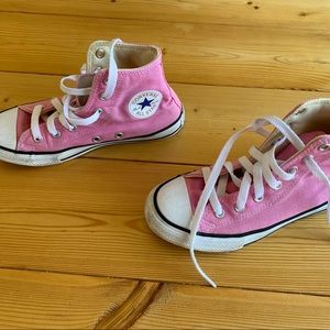 Chuck Taylor All Star Classic Converse. Girls Size 2 Pink high top.